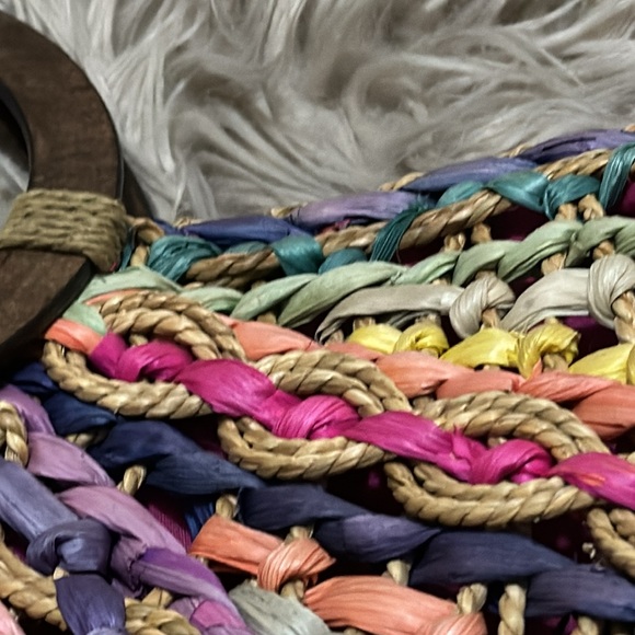 Gorgeous Woven Bag-Dyed Natural Fibers-Wooden Handles-Snap Closure - Picture 4 of 15